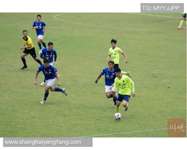 足球明星的品格之道:球场内外的真实自我与人生态度解析 足球明星的品格之道:球场内外的真实自我与人生态度解析