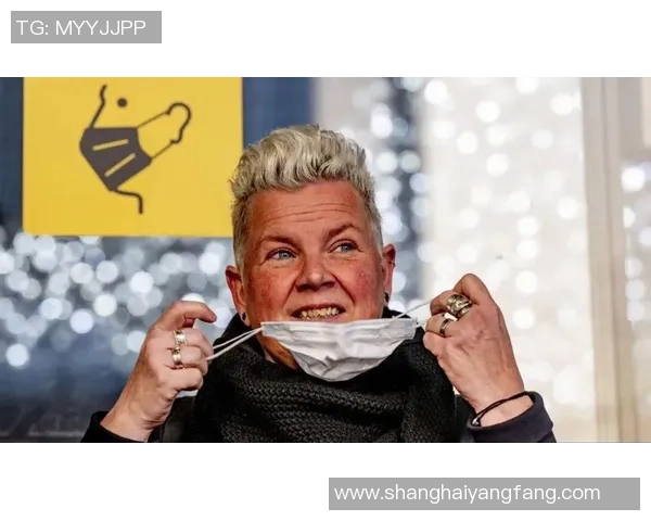 足球明星确诊新冠引发关注 球迷纷纷为其祈福并呼吁加强防疫措施 足球明星确诊新冠引发关注 球迷纷纷为其祈福并呼吁加强防疫措施